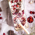 Crème glacée aux cerises et copeaux de chocolat